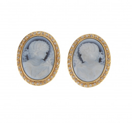 179.  Pendientes ovales con camafeo de busto de dama en ágata azul bicolor con marco de diamantes y trabajo grabado en oro