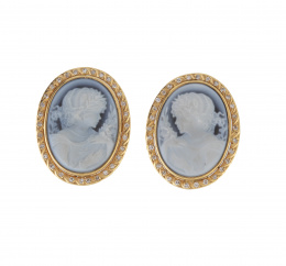 179.  Pendientes ovales con camafeo de busto de dama en ágata azul bicolor con marco de diamantes y trabajo grabado en oro