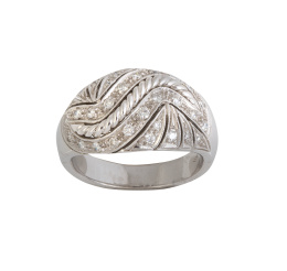 244.  Sortija ancha de brillantes con frente calado en diseño de ondas 