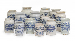 531.  Lote de catorce botes de farmacia de diferentes tamaños, de cerámica esmaltada en azul de cobalto. Uno con marcas de taller.Delft (1675-1691) y S. XVIII.