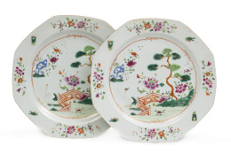 1231.  Pareja de platos octogonales de porcelana esmaltada de Compañía de Indias.China, S. XVIII.