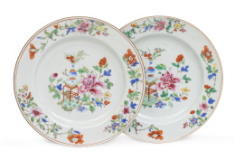 1230.  Pareja de platos de porcelana esmaltada de Compañía de Indias de familia rosa.China, S. XVIII.