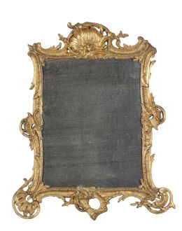 662.  Espejo de madera tallada y dorada decorado con rocalla.S. XVIII.