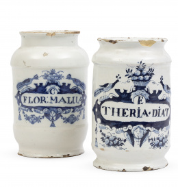 518.  Dos botes de farmacia de cerámica esmaltada en azul de cobalto.Delft, S. XVIII.