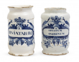 520.  Dos botes de farmacia de cerámica esmaltada en azul de cobalto. Uno con marcas de taller.Delft (1675-1691) y S. XVIII.