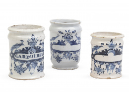 1298.  Lote de tres botes de farmacia de cerámica esmaltada en azul de cobalto.Delft, S. XVIII.