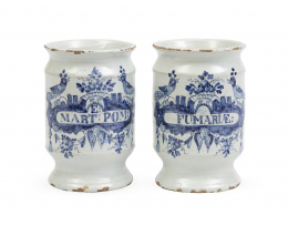 521.  Pareja de botes de farmacia de cerámica esmaltada en azul de cobalto.Delft, S. XVIII.