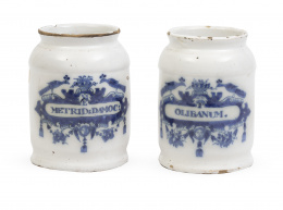 1296.  Dos botes de farmacia de cerámica esmaltada en azul de cobalto.Delft, S. XVIII.