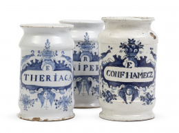 519.  Lote de tres botes de farmacia de cerámica esmaltda en azul de cobalto.Delft, S. XVIII.
