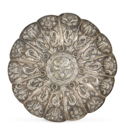 520.  Plato de plata repujada, con escudo en el asiento, que quizás hace referencia al Sagrado Corazón de Jesús.S. XVIII.