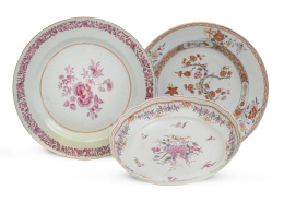 1227.  Lote de tres platos de porcelana esmaltada de Compañía de Indias de familia rosa.China, S. XVIII. 