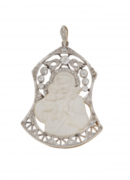 63.  Medalla Art-Decó de brillantes con San José y Niño Jesús en nácar tallado, rodeado por marco calado adornado con chatones de brillantes, y diamantes en dibujo calado