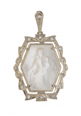 65.  Medalla de pp. S. XX de Virgen con Niño en nácar con marco hexagonal lobulado