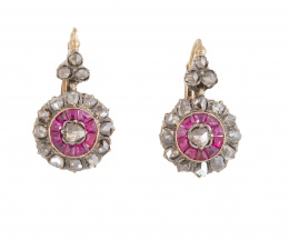 64.  Pendientes largos de ff. S.XIX de rubíes sintéticosy diamantes, con ojo de perdiz colgante de trébol de diamantes