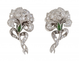 387.  Pendientes años 50 con diseño de clavel,  con brillantes y esmeraldas talladas en gota de sebo, en montura de platino