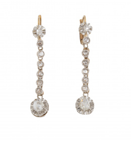 74.  Pendientes largos de diamantes de pp. S. XX con línea de chatones entre diamantes en garras superior e inferior