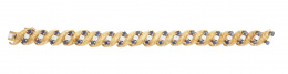 360.  Brazalete años 50 con zafiros y brillantes en bandas alternas con piezas onduladas de oro grabado