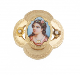 21.  Broche S. XIX con retrato de dama en esmalte polícromo sobre marco lobulado con decoración grabada y flores de perlas