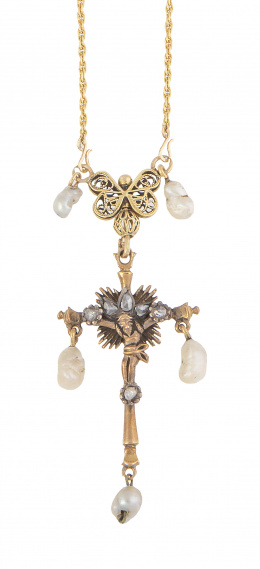 6.  Crucifijo colgante S. XVIII-XIX  con diamantes y perlas barrocas colgantes de los extremos de los brazos y base