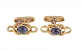 106.  Gemelos años 30 con cabujón de zafiro sintético en nudo de oro