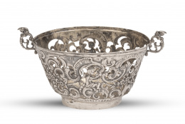 1374.  Catavinos en plata en su color y dorada. Con marcas.Francia, S. XIX.