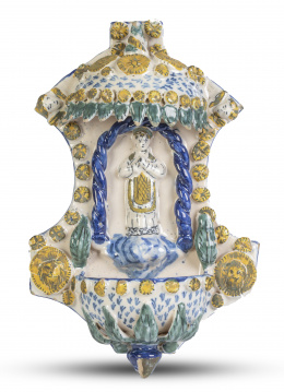 510.  Pila de agua bendita en cerámica esmaltada en amarillo, verde y azul.Manises, S. XIX.