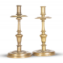 1171.  Pareja de candeleros de bronce.España, S. XVII.