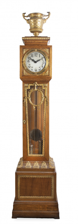 1209.  Reloj de caja alta de madera de roble y bronces aplicados.Trabajo francés, 1.900.