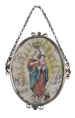 1070.  Virgen del Carmen.Óvalo pintado, con marco de plata y florones aplicados.España, S. XIX.