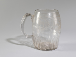 1270.  Vaso con asa de cristal traslúcido soplado y grabado a la rueda mate.La Granja, segunda etapa, período barroco (1727-1787).