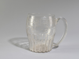 1272.  Vaso con asa de cristal traslúcido soplado y grabado a la rueda mate.La Granja, segunda etapa, perÍodo barroco (1727-1787).