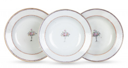 1186.  Lote de tres platos de porcelana esmaltada de Compañía de Indias.China, ff. del S. XVIII - pp. del S. XIX.