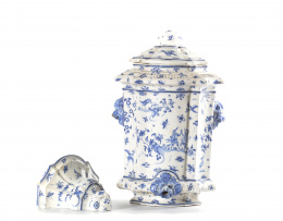 1011.  Aguamanil de cerámica de Alcora, esmaltado en azul de cobalto con decoración de la serie Chinesca, S. XX..