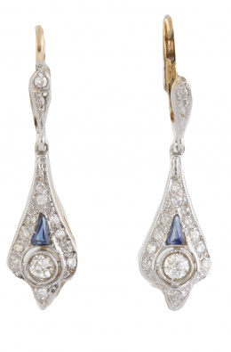 102.  Pendientes largos Art-Decó de zafiros y diamantes con forma lobulada colgante
