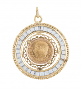 83.  Colgante circular de dos pesos y medio de 1945 de los Estados Unidos Mexicanos sobre marco de oro calado con topacios azules 