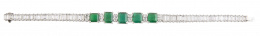 384.  Elegante pulsera de esmeraldas y diamantes, con cinco esmeraldas talla esmeralda como centros flanqueadas por diamantes marquisse