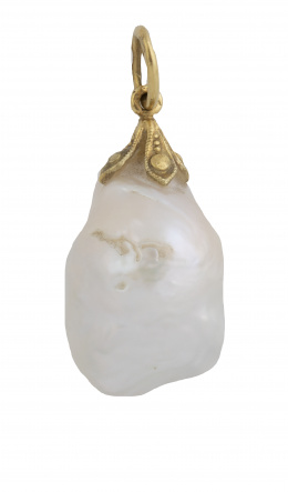 256.  Colgante con perla australiana barroca con montura de hojitas talladas