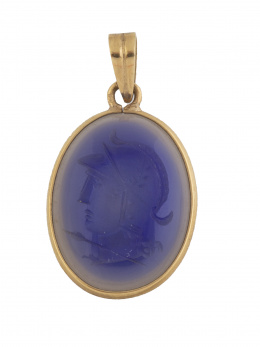 258.  Colgante oval en ágata azul con intaglio de perfil de soldado 
