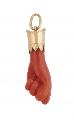 252.  Colgante de figa tallada en coral con puño y argolla en oro