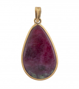 262.  Colgante de zoisita con rubí de talla gota con marco de oro liso