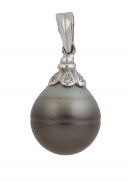 326.  Colgante de perla de Tahití con pequeños diamantes  con montura de hojitas adornadas por brillantes en el frente