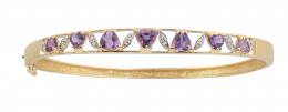 199.  Pulsera rígida con decoración de amatistas talla corazón entre parejas de hojitas de brillantes en el frente