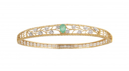 201.  Pulsera rígida calada con esmeralda central talla oval y hojitas con brillantes