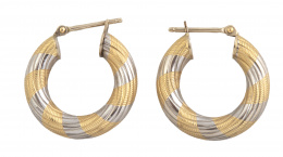 268.  Pendientes criolla de oro blanco y amarillo combinados, con decoración estriada 