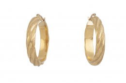 263.  Pendientes criollas circulares con decoración gallonada en oblícuo, que combina oro mate y liso