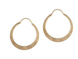 216.  Pendientes criollas circulares en oro mate con decoración grabada
