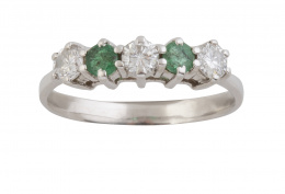 176.  Sortija cintillo con tres brillantes y dos esmeraldas alternas engastadas en garras