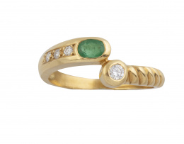 209.  Sortija tu y yo de brillante y esmeralda, con un brazo gallonado y el otro con tres brillantes engastados