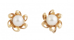 113.  Pendientes con diseño de flor con pétalos de hilo de oro y perla central