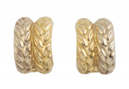 215.  Pendientes con dos bandas arqueadas con decoración de espiga